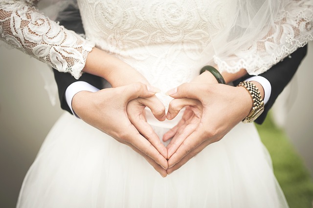 Bride and Groom Heart | Matrimonio durante el proceso de obtención de documentos a través de una solicitud familiar